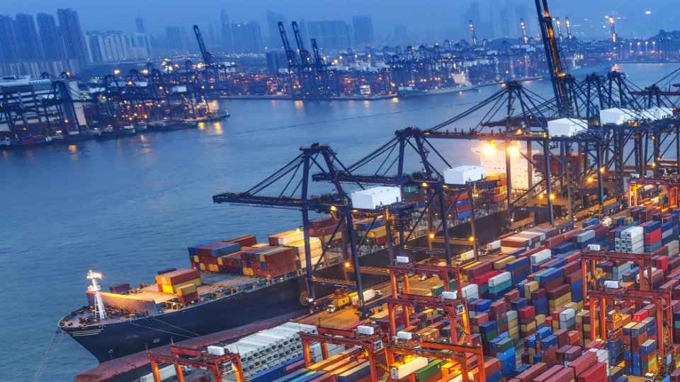 上海洋山港：全球最大自动化码头开港，业界首创5.8GHz LTE启航